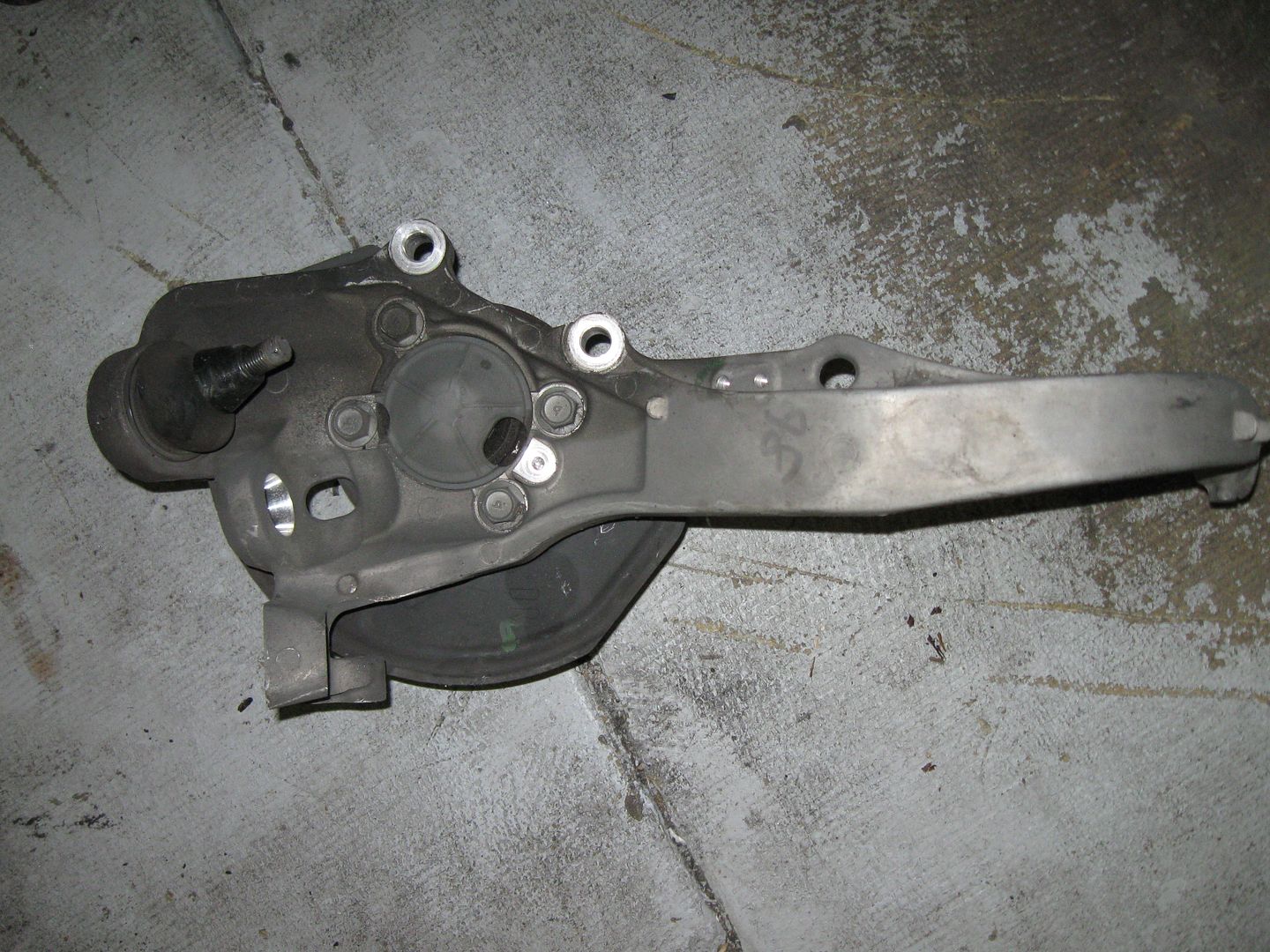 2004 Infiniti G35 Coupe Right front Steering Knuckle Spindle R