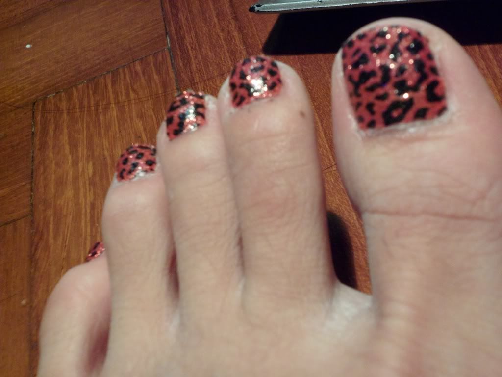 Red leopard print toe nails. CHIO! Can't wait to try nailtip designs but