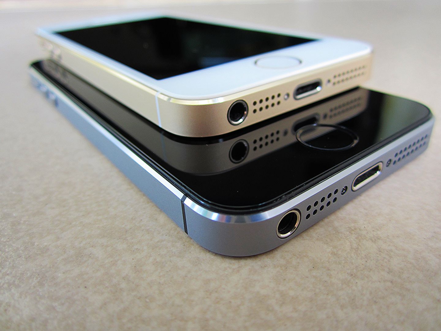 kg vào trong, đố mà biết được đó là 5 lên 5s....16/32gb...gold...gray..giá 6Txxx... - 6