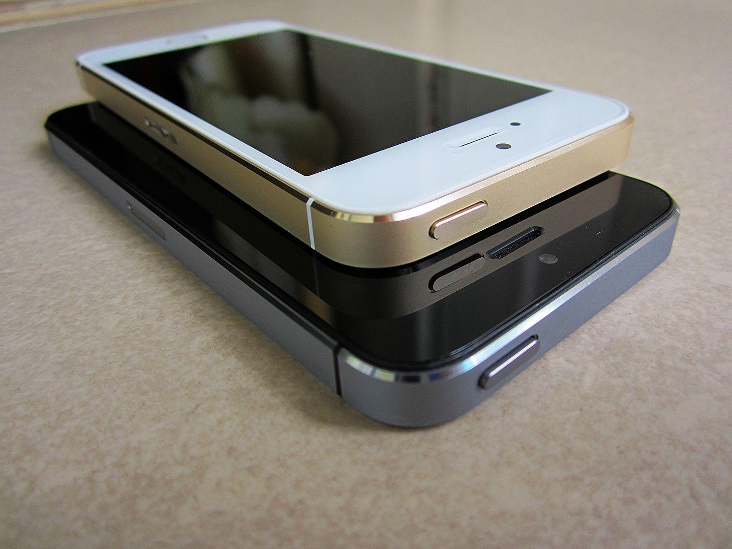 kg vào trong, đố mà biết được đó là 5 lên 5s....16/32gb...gold...gray..giá 6Txxx... - 5